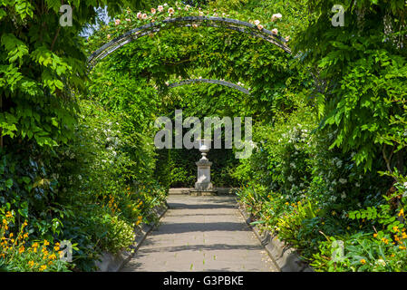 Ein Blick in den wunderschönen Gärten der St. Johns Lodge im Regents Park, London. Stockfoto