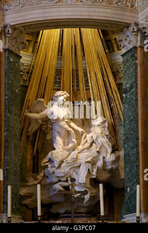 Verzückung der Heiligen Theresa von Avila, von Gian Lorenzo Bernini, 1644-51, Cornaro Kapelle, Santa Maria della Vittoria, Rom, Italien Stockfoto