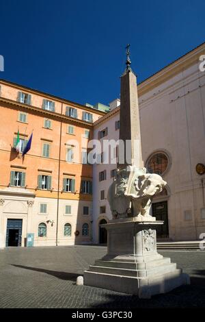 Pulcino della Minerva, Elefant Skulptur unterstützt einen ägyptischen Obelisk von Gian Lorenzo Bernini, 1667, Rom, Latium, Italien Stockfoto