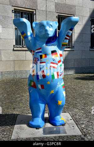 Die Painted Bär auf der Straße - ein traditionelles Symbol für Berlin Deutschland Stockfoto