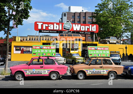 Oldtimer Trabant Safari außerhalb Trabi Weltmuseum verwendet für Stadtrundfahrten in Berlin, Deutschland (Trabant (Tabis, Trabant, Trabbis) Stockfoto