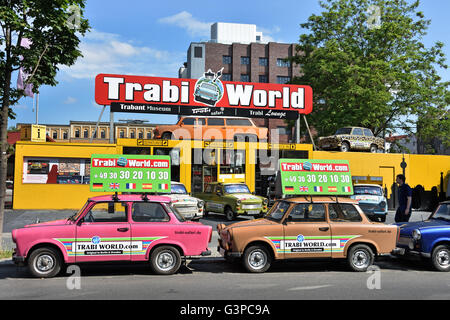 Oldtimer Trabant Safari außerhalb Trabi Weltmuseum verwendet für Stadtrundfahrten in Berlin, Deutschland (Trabant (Tabis, Trabant, Trabbis) Stockfoto