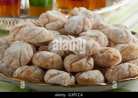 Traditionelle marokkanische herzhaften Kokos Cookies auf einem Teller hautnah Stockfoto