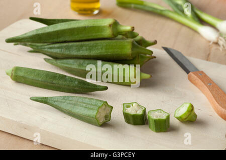 Frische grüne Okra auf einem Holzbrett Stockfoto