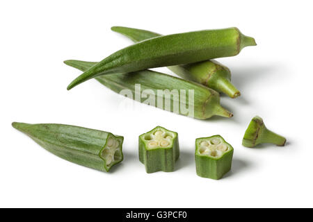 Frische grüne Okra und Scheiben auf weißem Hintergrund Stockfoto