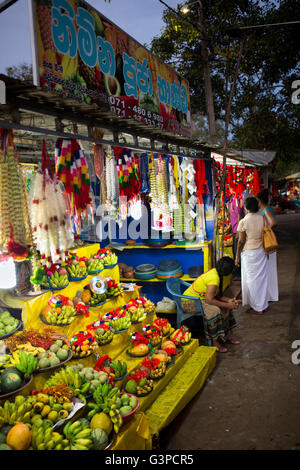 Sri Lanka, Kataragama, Saddhatissa Mawatha Basar, stall verkaufen Obst Tempelopfern Stockfoto