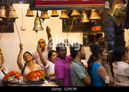 Sri Lanka, Kataragama, Maha Devale Tempel Abend Puja im Gange, Pilger, die Glocken läuten Stockfoto