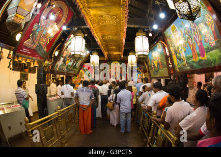 Sri Lanka, Kataragama, Maha Devale Tempel, Abend Puja im Gange Stockfoto