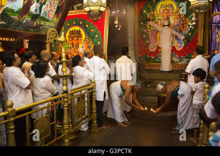 Sri Lanka, Kataragama, Maha Devale Tempel, Puja kommend in Richtung Abschluss Abend Stockfoto