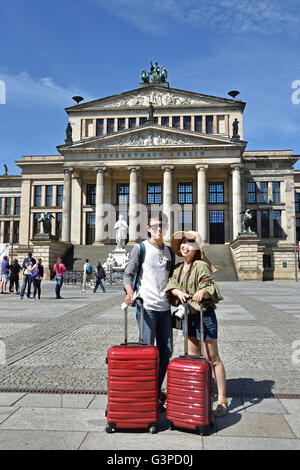 Berlin Franzosischer Dom französische Kathedrale Gendarmenmarkt Konzerthaus Concert Hall Berlin Deutschland Brunnen Friedrich Schiller Stockfoto