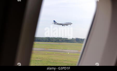 FRANKFURT - SEPTEMBER 2014: Blick aus einem Flugzeug, Flugzeug Landung Stockfoto