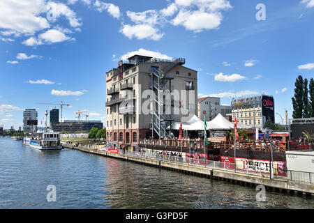 Beach Bar Pub Cafe Restaurant Piraten) in der Nähe von East Side Gallery Abschnitt der deutschen Mauer des ehemaligen Grenze Friedrichshain Kreuzberg Deutschland (die Berliner Mauer an der Spree und Muhlenstrasse) Stockfoto