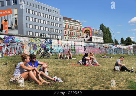 East Side Hotel auf East Side Gallery Wandbilder Graffiti street Art auf der 1,3 km langen Abschnitts der deutschen Berliner Mauer durch die ehemalige Grenze Friedrichshain Kreuzberg Deutschland (die Berliner Mauer an der Spree und Muhlenstrasse) Stockfoto