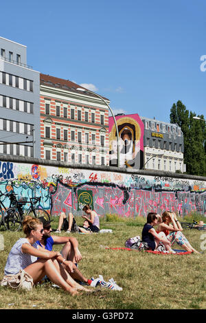 East Side Hotel auf East Side Gallery Wandbilder Graffiti street Art auf der 1,3 km langen Abschnitts der deutschen Berliner Mauer durch die ehemalige Grenze Friedrichshain Kreuzberg Deutschland (die Berliner Mauer an der Spree und Muhlenstrasse) Stockfoto