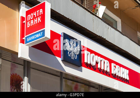 Ein Schild mit dem Logo der russischen Post Bank. Text in russischer Sprache: Post Bank Stockfoto