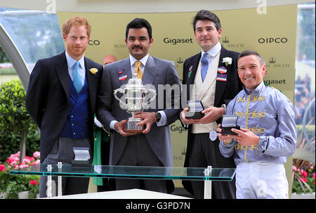 Prinz Harry (links) stellt Trainer Hugo Palmer (zweiter von rechts) und jockey Frankie Dettori (rechts) mit dem Pokal für den Gewinn der St James Palace Stakes mit Pferd Gallileo Gold während der Tag eins des Royal Ascot 2016 auf dem Ascot Racecourse. Stockfoto