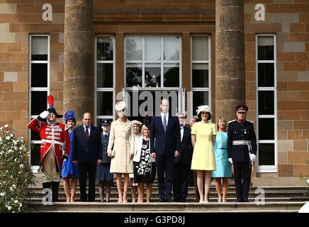 Editoren Hinweis alternative Ernte der Herzog und Herzogin von Cambridge (Mitte) besuchen den Staatssekretär für Nordirland Theresa Villiers (zweiter von rechts) Garden Party in der königlichen Residenz in Hillsborough Castle, Co Down. Stockfoto