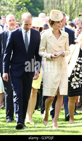 Editoren Hinweis alternative Ernte der Herzog und die Herzogin von Cambridge besuchen den Staatssekretär für Nordirland Theresa Villiers Garden Party in der königlichen Residenz in Hillsborough Castle, Co Down. Stockfoto