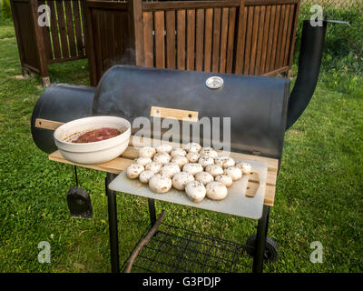 Rotes Fleisch zerkleinert und Champignons bereit für auf den Grill gelegt Stockfoto