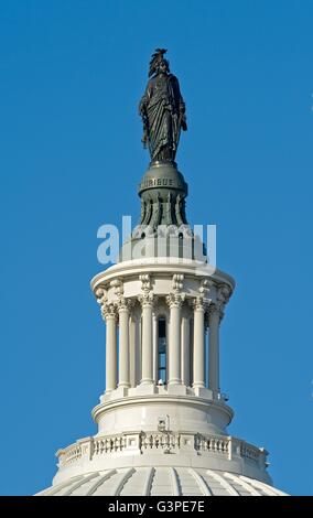 Detail von der Tholos: der Bereich, der die Beleuchtung an der Spitze der Kuppel beherbergt und dient als Basis für die Statue of Freedom des US-Kapitol-Gebäudes 10. Juni 2016 in Washington, DC. Stockfoto