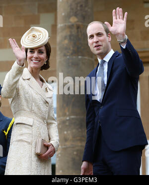Editoren Hinweis alternative Ernte der Herzog und die Herzogin von Cambridge besuchen den Staatssekretär für Nordirland Theresa Villiers Garden Party in der königlichen Residenz in Hillsborough Castle, Co Down. Stockfoto