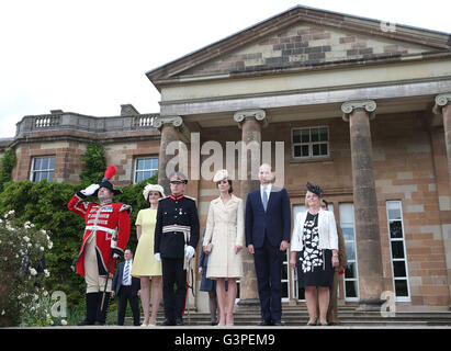 Editoren Hinweis alternative Ernte der Herzog und die Herzogin von Cambridge besuchen den Staatssekretär für Nordirland Theresa Villiers (zweite von links) Garden Party in der königlichen Residenz in Hillsborough Castle, Co. Down. Stockfoto