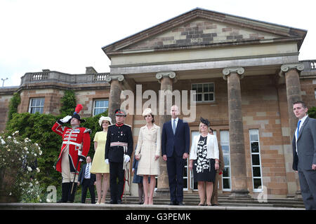 Editoren Hinweis alternative Ernte der Herzog und die Herzogin von Cambridge besuchen den Staatssekretär für Nordirland Theresa Villiers (zweite von links) Garden Party in der königlichen Residenz in Hillsborough Castle, Co. Down. Stockfoto