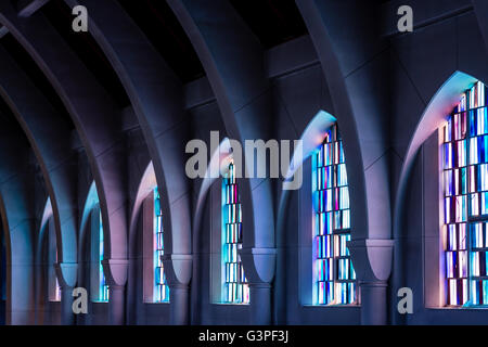 Gewölbte Spalten in der Klosterkapelle mit Glasfenster Stockfoto