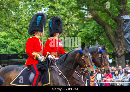 Offiziere der irischen Garde reiten auf der Queens Birthday Parade entlang der Mall, auch bekannt als Trooping the Color, The Mall, London, Großbritannien Stockfoto
