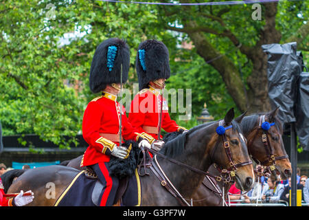 Offiziere der irischen Garde reiten auf der Queens Birthday Parade entlang der Mall, auch bekannt als Trooping the Color, The Mall, London, Großbritannien Stockfoto