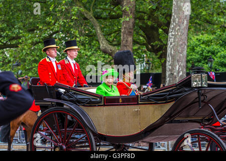 Die Königin in grünem Outfit winkt aus einer Kutsche, begleitet von HRH, dem Duke of Edinburgh auf der Mall at the Trooping of the Colour 2016, London, UK Stockfoto