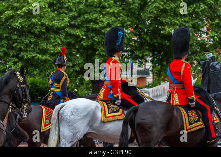 Prinzessin Anne, Prinz William und Prinz Charles zu Pferd bei der Queens Birthday Parade 2016, auch bekannt als The Trooping the Color, London, Großbritannien Stockfoto