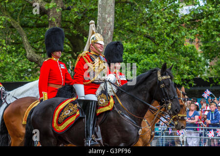 Field Marshall Lord Guthrie zu Pferd bei der Queens Birthday Parade, auch bekannt als Trooping the Color, The Mall, London, Großbritannien, die Mall hinunter Stockfoto