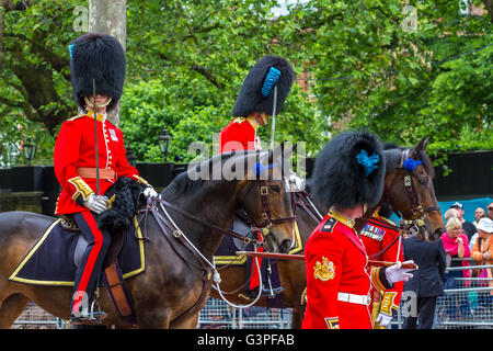 Offiziere der irischen Garde reiten auf der Queens Birthday Parade entlang der Mall, auch bekannt als Trooping the Color, The Mall, London, Großbritannien Stockfoto