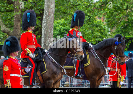 Offiziere der irischen Garde reiten auf der Queens Birthday Parade entlang der Mall, auch bekannt als Trooping the Color, The Mall, London, Großbritannien Stockfoto