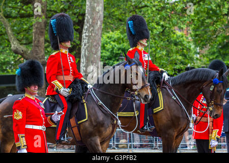 Offiziere der irischen Garde reiten auf der Queens Birthday Parade entlang der Mall, auch bekannt als Trooping the Color, The Mall, London, Großbritannien Stockfoto