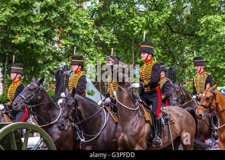 Soldaten der Königstruppe Royal Horse Artillery auf dem Pferderücken bei der Queens Birthday Parade, auch bekannt als Trooping the Color, The Mall, London, UK Stockfoto