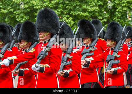 Soldaten der Coldstream Guards marschieren entlang der Mall in Trooping the Color, auch bekannt als Queens Birthday Parade, The Mall, London, Großbritannien Stockfoto