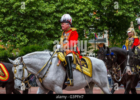 Lord Vestey, Pferdemeister bei der Queen's Birthday Parade, auch bekannt als The Trooping the Color , The Mall , London 2016 Stockfoto