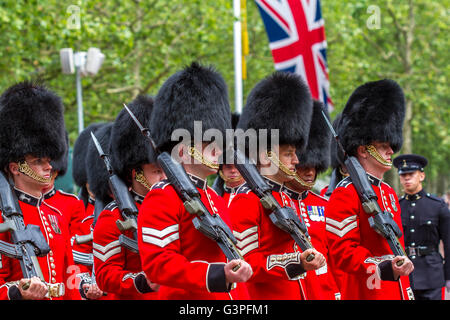 Welsh Guards marschieren bei der Queens Birthday Parade, auch bekannt als The Trooping the Color , The Mall , London Stockfoto