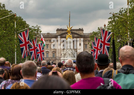 Menschenmassen in der Mall, die auf das Queen Victoria Memorial vor dem Buckingham Palace, The Mall, London, Großbritannien, schauen Stockfoto