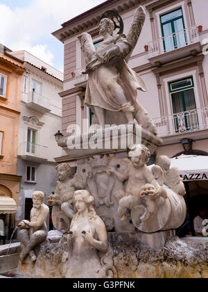 Brunnen mit freche Nymphe in Amalfi auf die Bucht von Salerno in Kampanien Süditalien Stockfoto