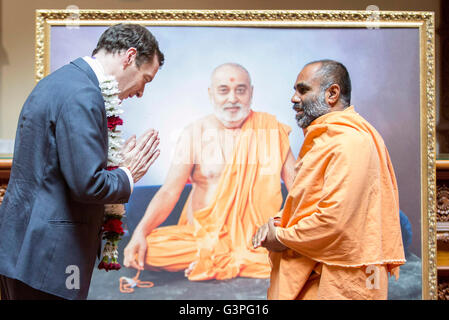 Kanzler George Osborne (links) besucht die BAPS Shri Swaminarayan Mandir Hindu Tempel in Neasden, Nord-London, wo er sagte, dass es eine "vollständige Mythos", den Zuwanderung aus Ländern außerhalb der EU durch einen britischen Ausstieg aus Europa zunehmen wird. Stockfoto