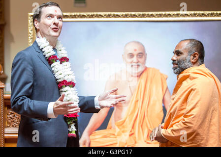 Kanzler George Osborne (links) besucht die BAPS Shri Swaminarayan Mandir Hindu Tempel in Neasden, Nord-London, wo er sagte, dass es eine "vollständige Mythos", den Zuwanderung aus Ländern außerhalb der EU durch einen britischen Ausstieg aus Europa zunehmen wird. Stockfoto