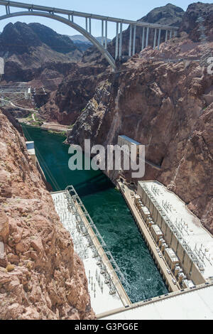 Hoover-Damm auch bekannt als Boulder Dam, im Black Canyon des Colorado River, an der Grenze zwischen Nevada und Arizona, USA Stockfoto