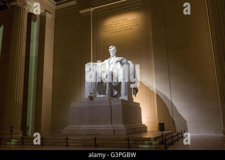 Lincoln Memorial Innenansicht zeigt Statue von Präsident Abraham Lincoln in der Morgendämmerung in Washington, DC. Stockfoto