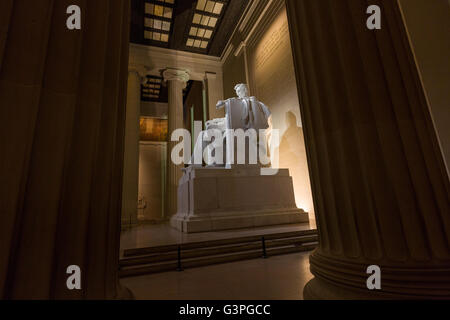 Lincoln Memorial Innenansicht zeigt Statue von Präsident Abraham Lincoln in der Morgendämmerung in Washington, DC. Stockfoto