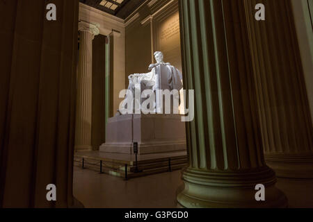 Lincoln Memorial Innenansicht zeigt Statue von Präsident Abraham Lincoln in der Morgendämmerung in Washington, DC. Stockfoto