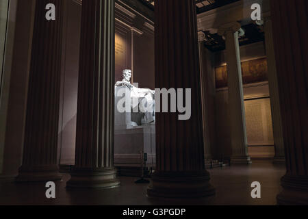 Lincoln Memorial Innenansicht zeigt Statue von Präsident Abraham Lincoln in der Morgendämmerung in Washington, DC. Stockfoto