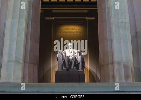 Lincoln Memorial Innenansicht zeigt Statue von Präsident Abraham Lincoln in der Morgendämmerung in Washington, DC. Stockfoto